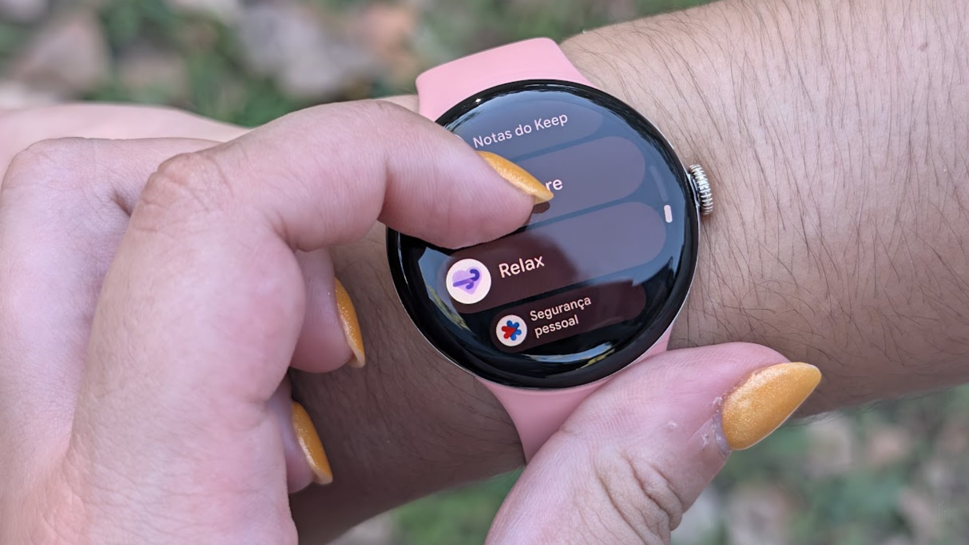Pixel Watch 5 em uso