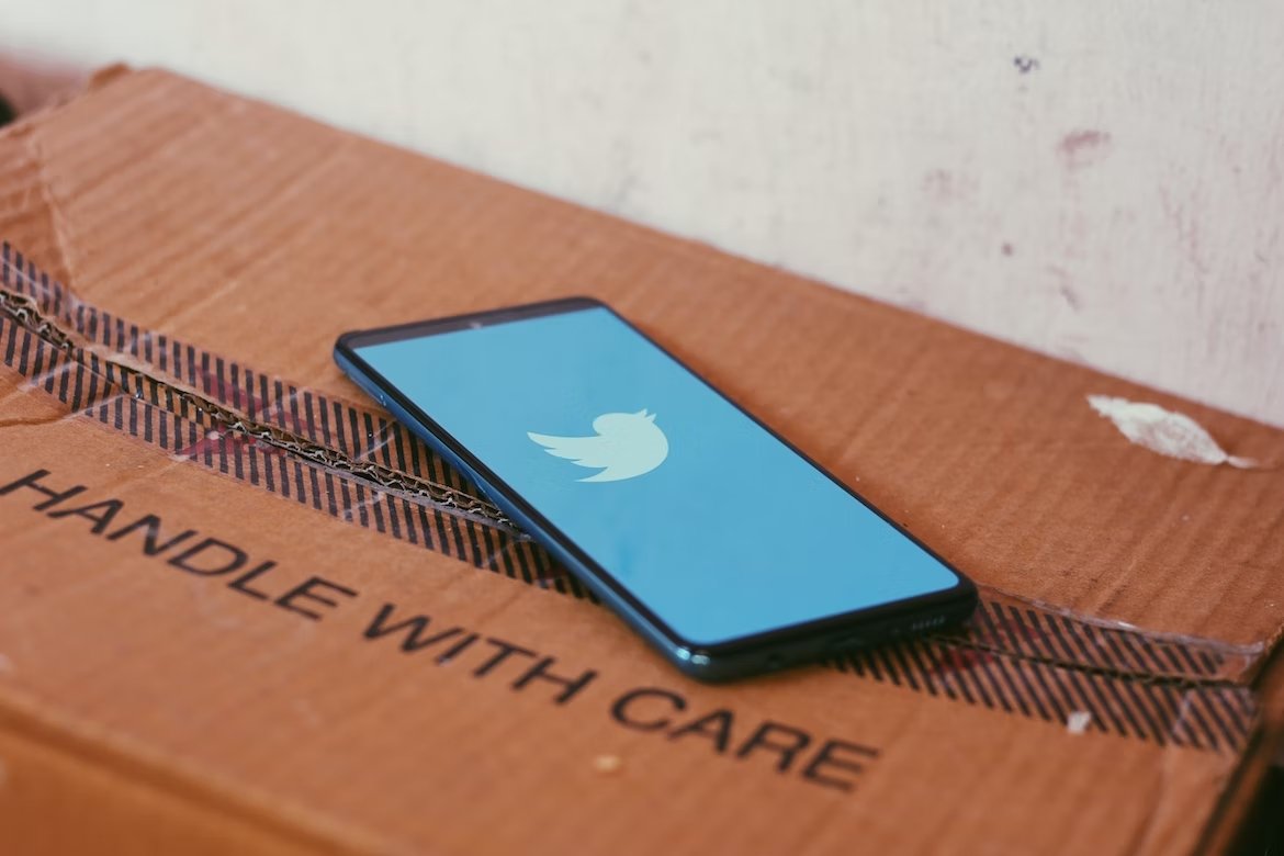 Twitter app em smartphone sobre caixa