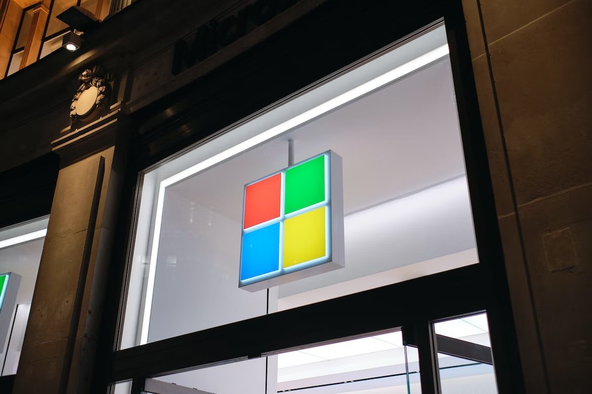 Microsoft logo em loja da empresa