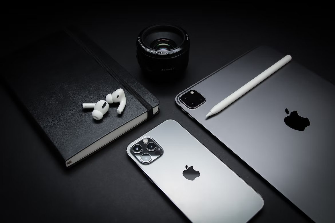 Dispositivos da Apple sobre a mesa