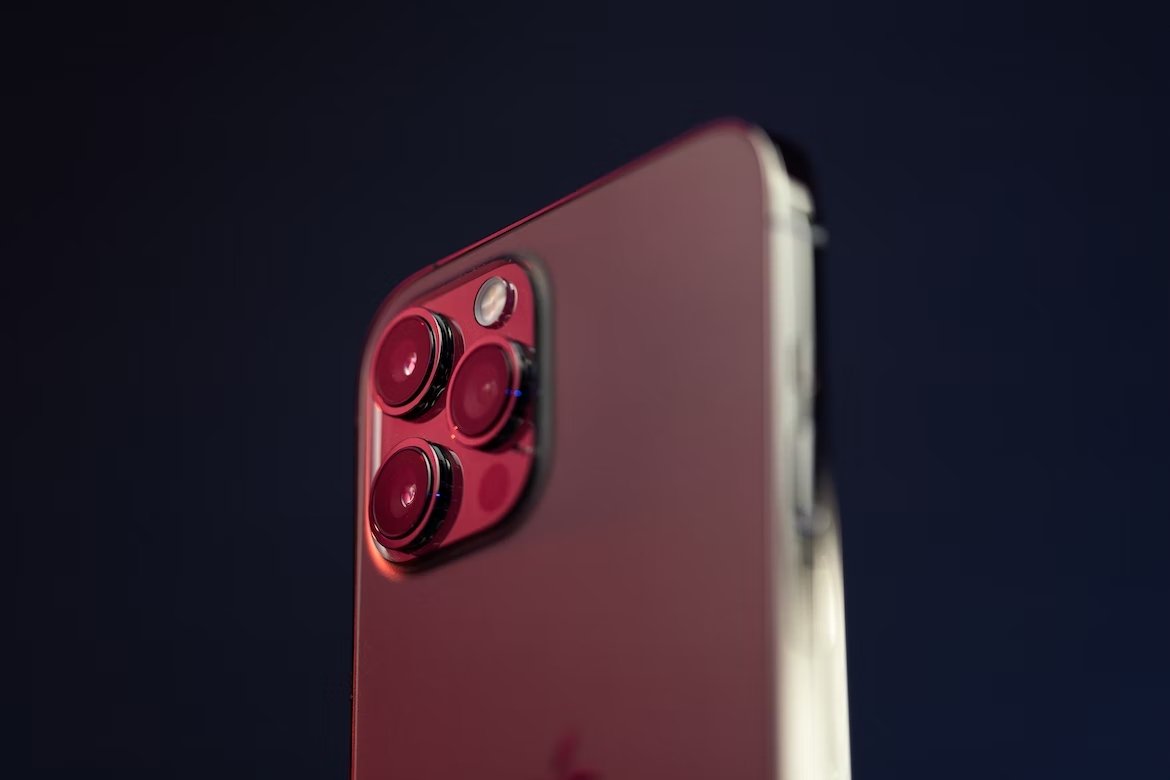 Apple iPhone com câmaras em destaque