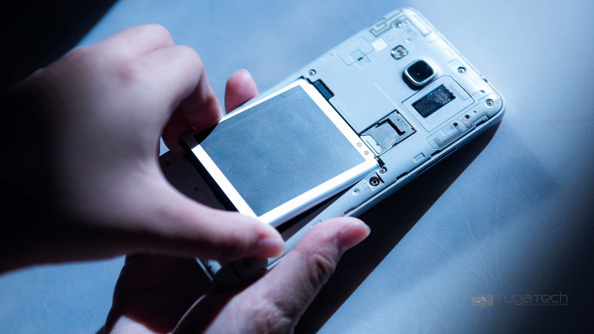 Bateria removível em smartphone