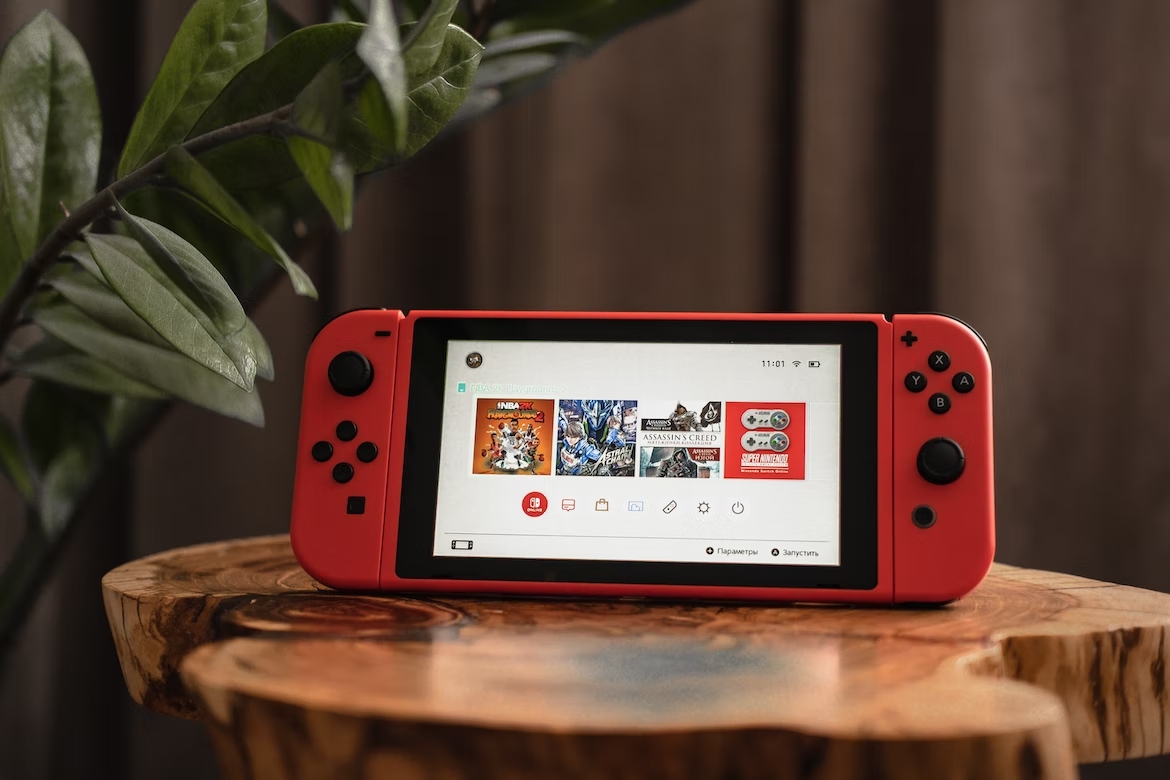 Nintendo Switch sob uma mesa