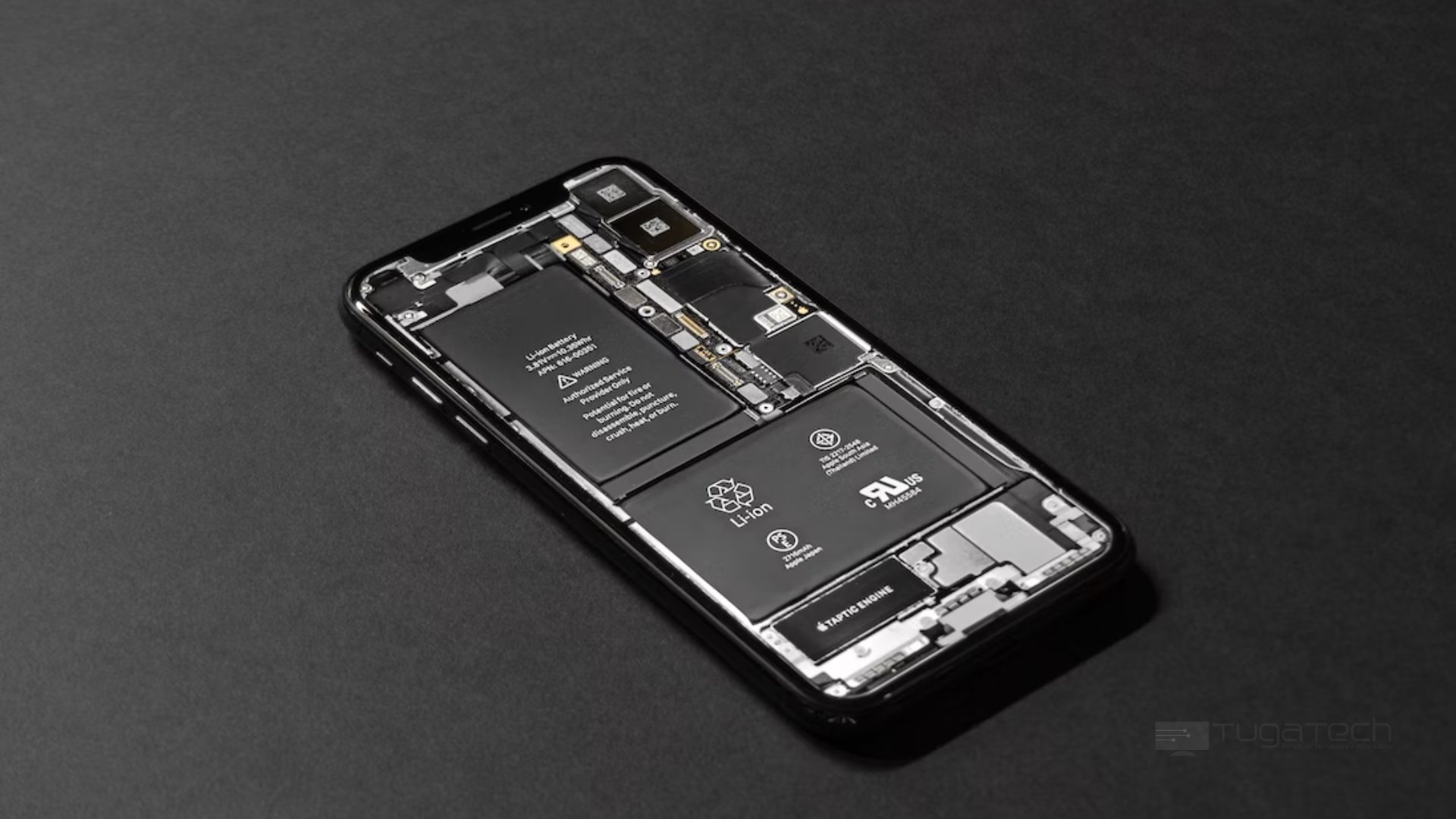 iPhone com bateria à mostra