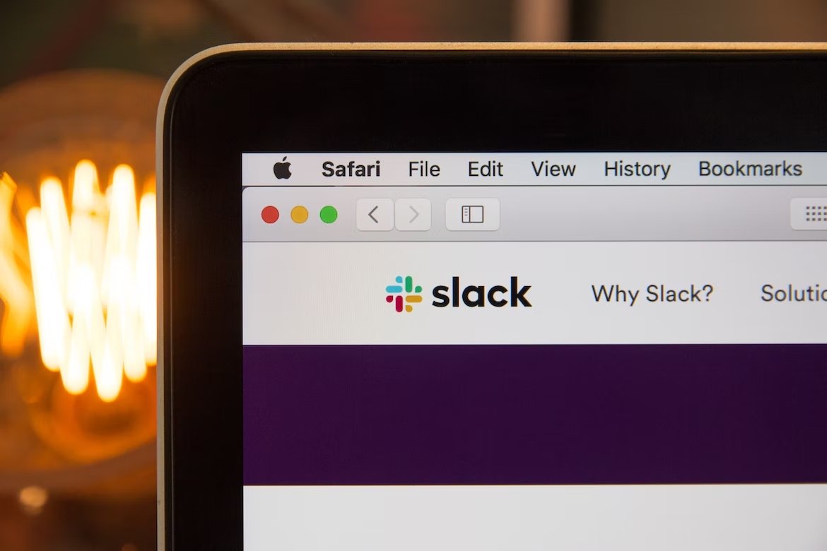 Slack logo em computador