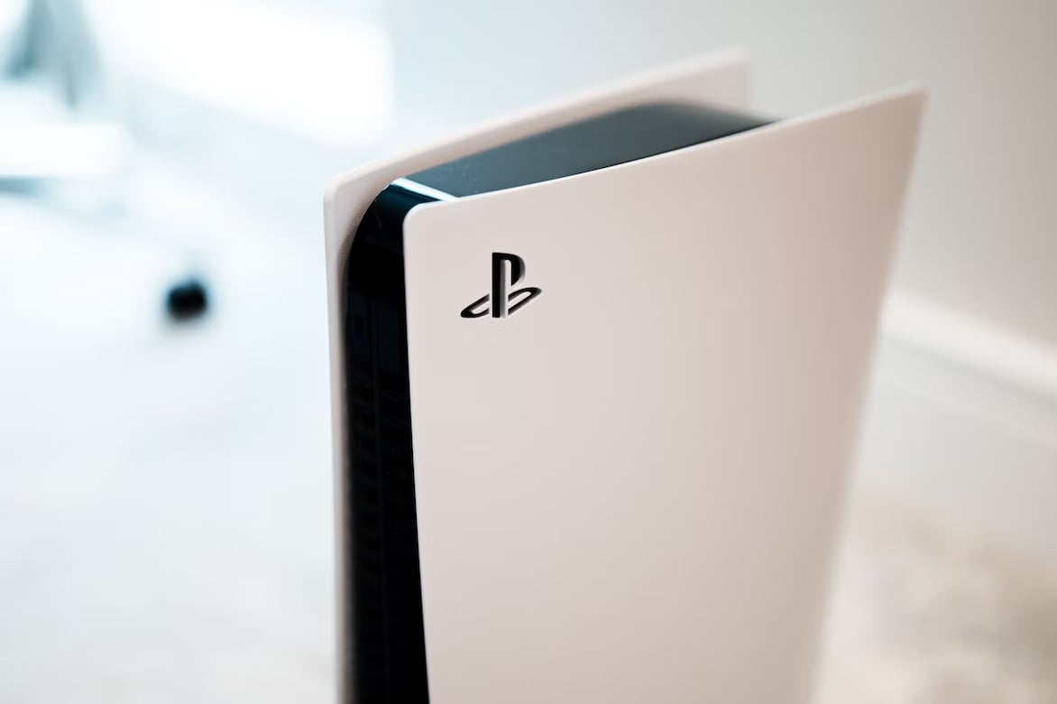 PlayStation 5 com logo em destaque