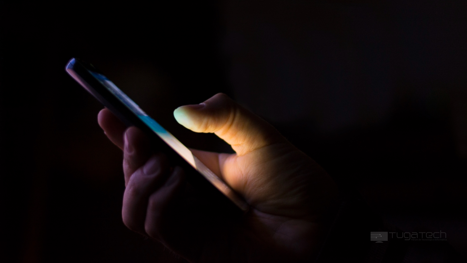 Smartphone a ser usado na mão