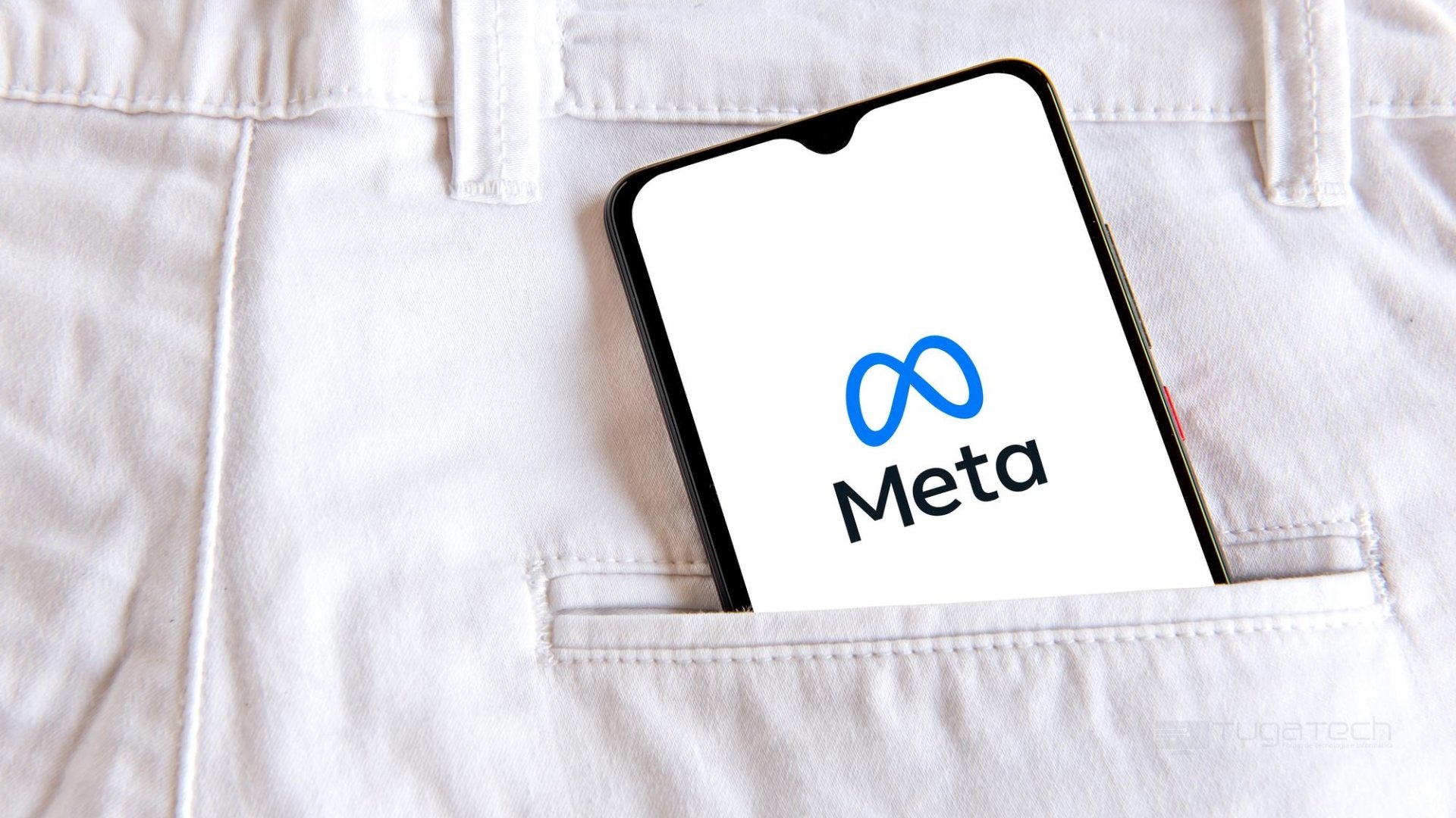 Smartphone no bolso com app da Meta