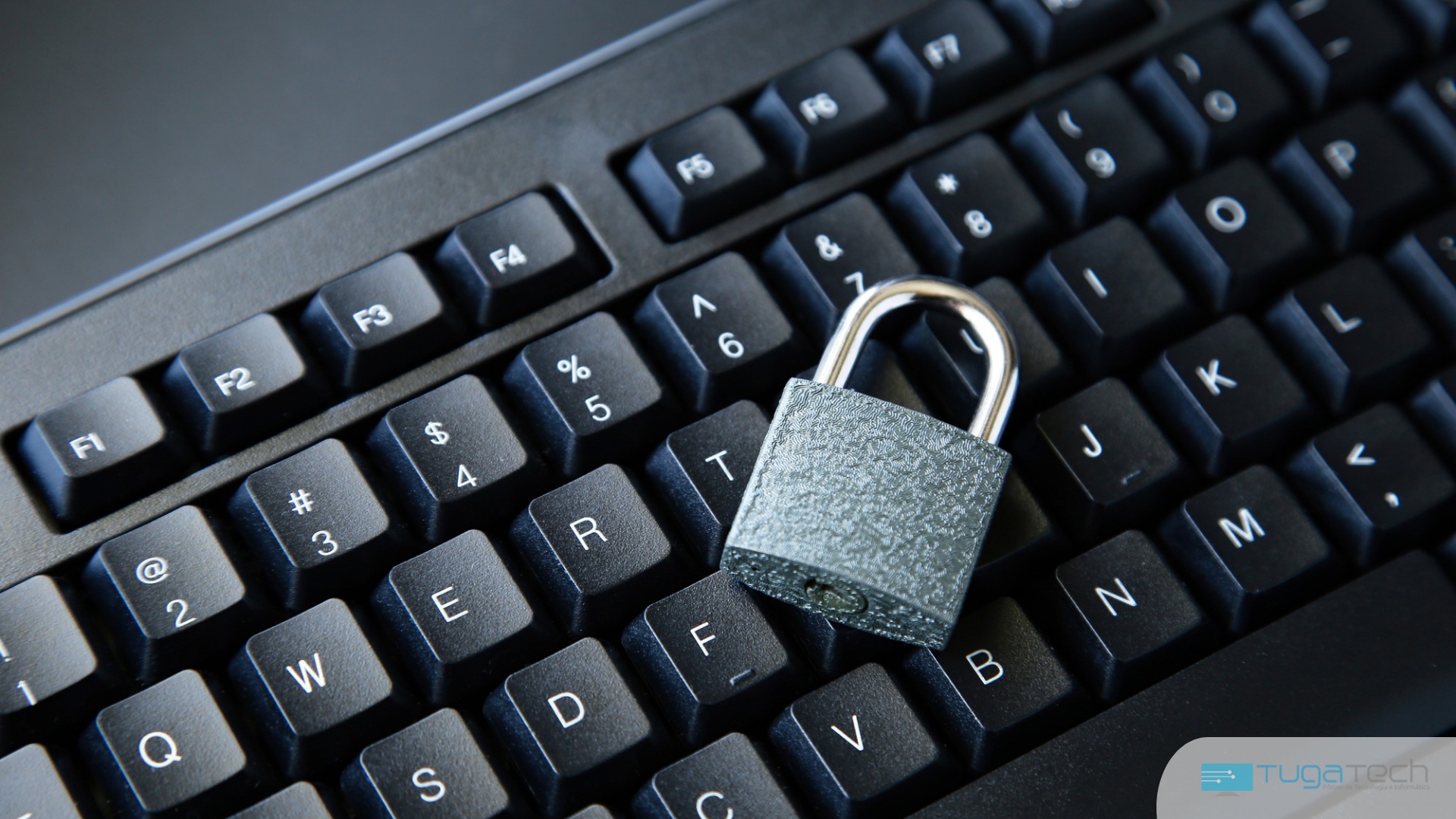 cadeado sobre teclado fisico
