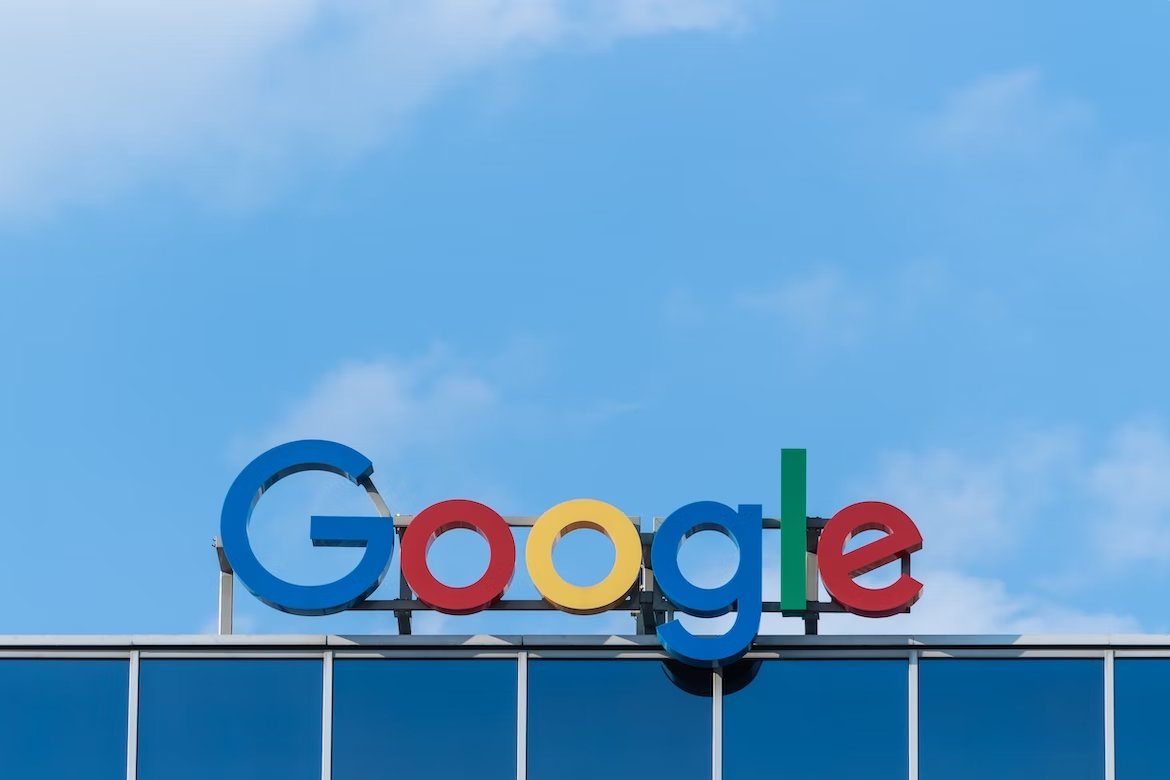 Google sede com logo da empresa no topo