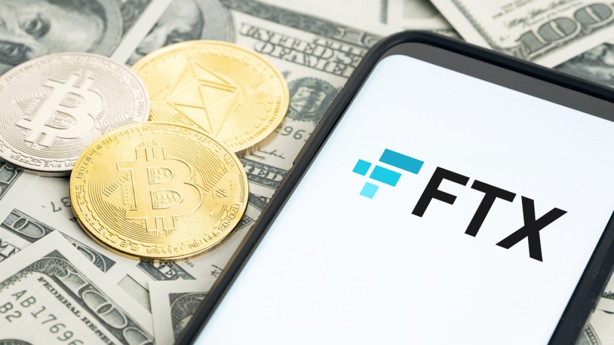 FTX sobre smartphone e dinheiro