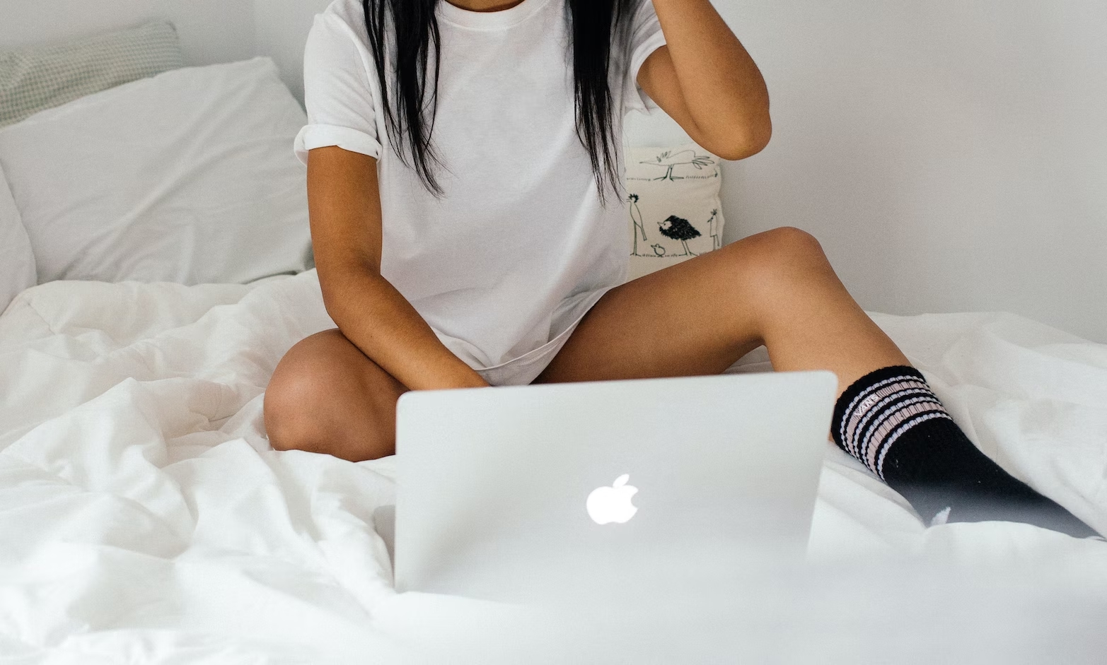 Mulher em frente do computador