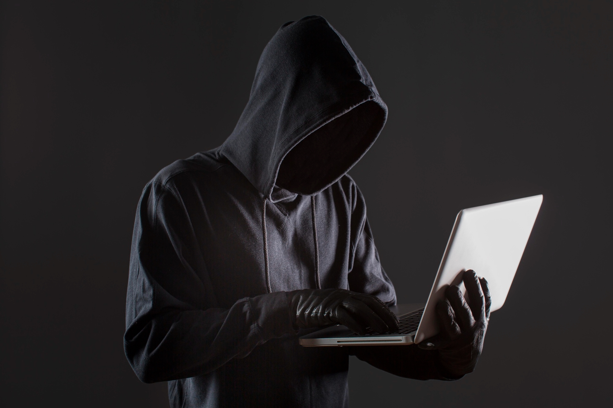 Hacker em frente de computador