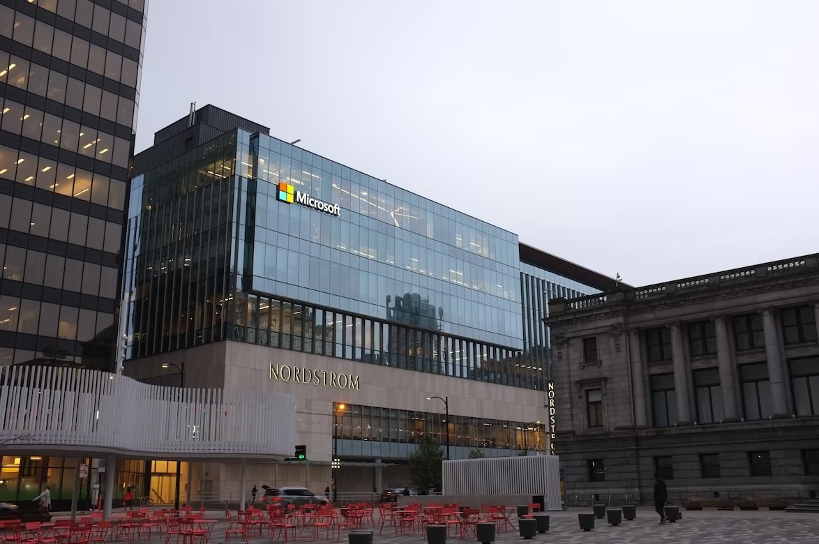 Sede da Microsoft com edifício em destaque