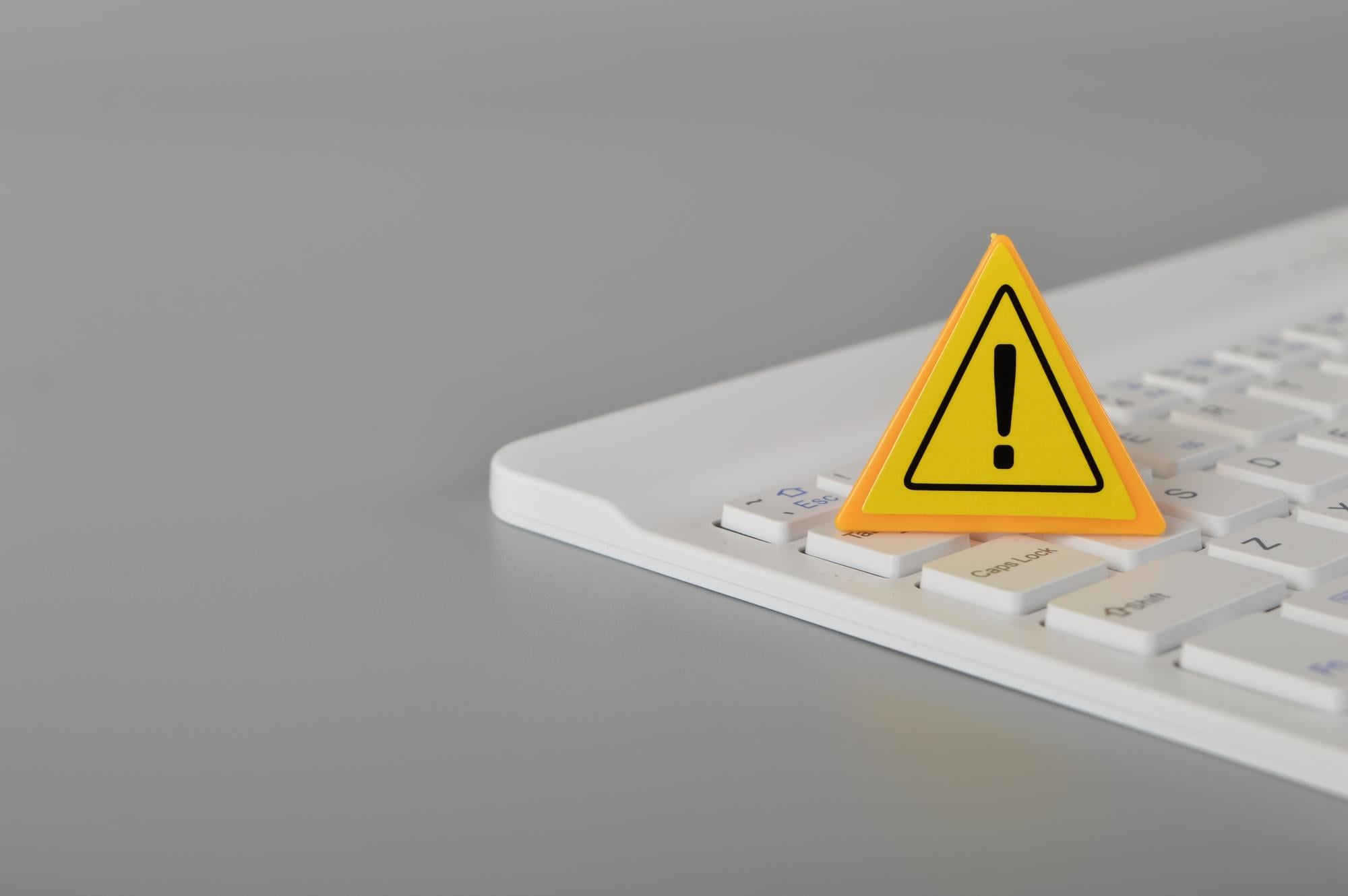 Alerta sob um teclado