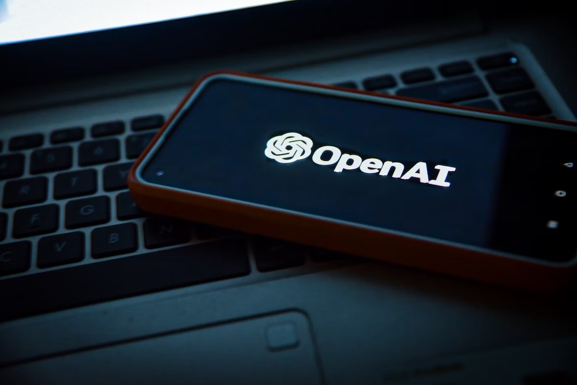 OpenAI logo sobre smartphone