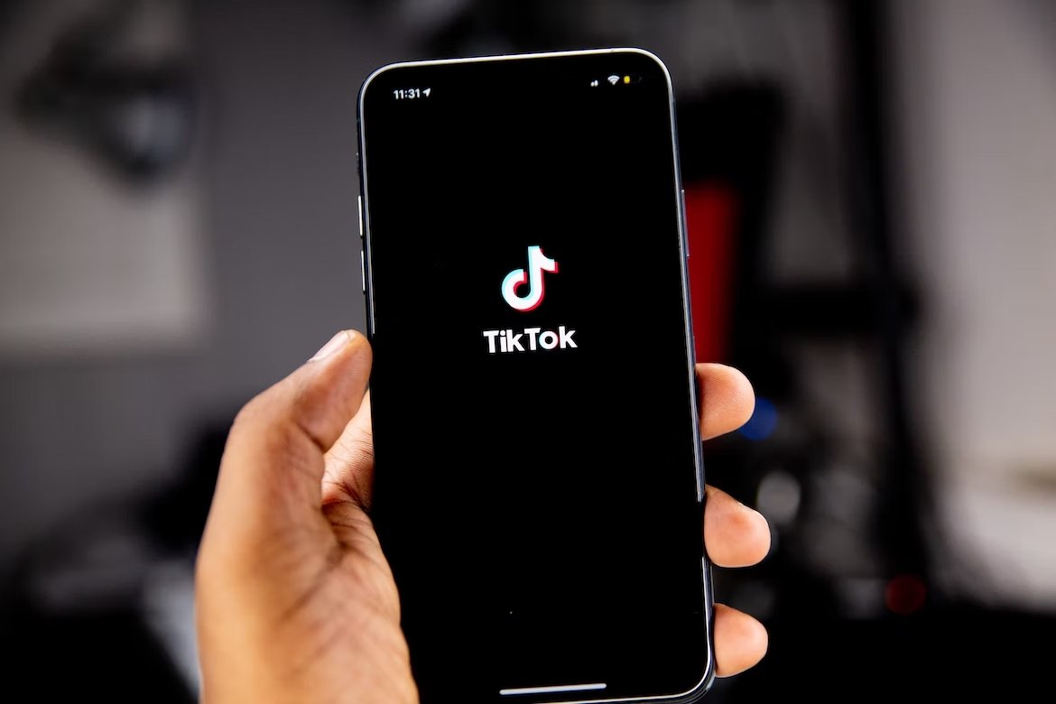 TikTok sob smartphone