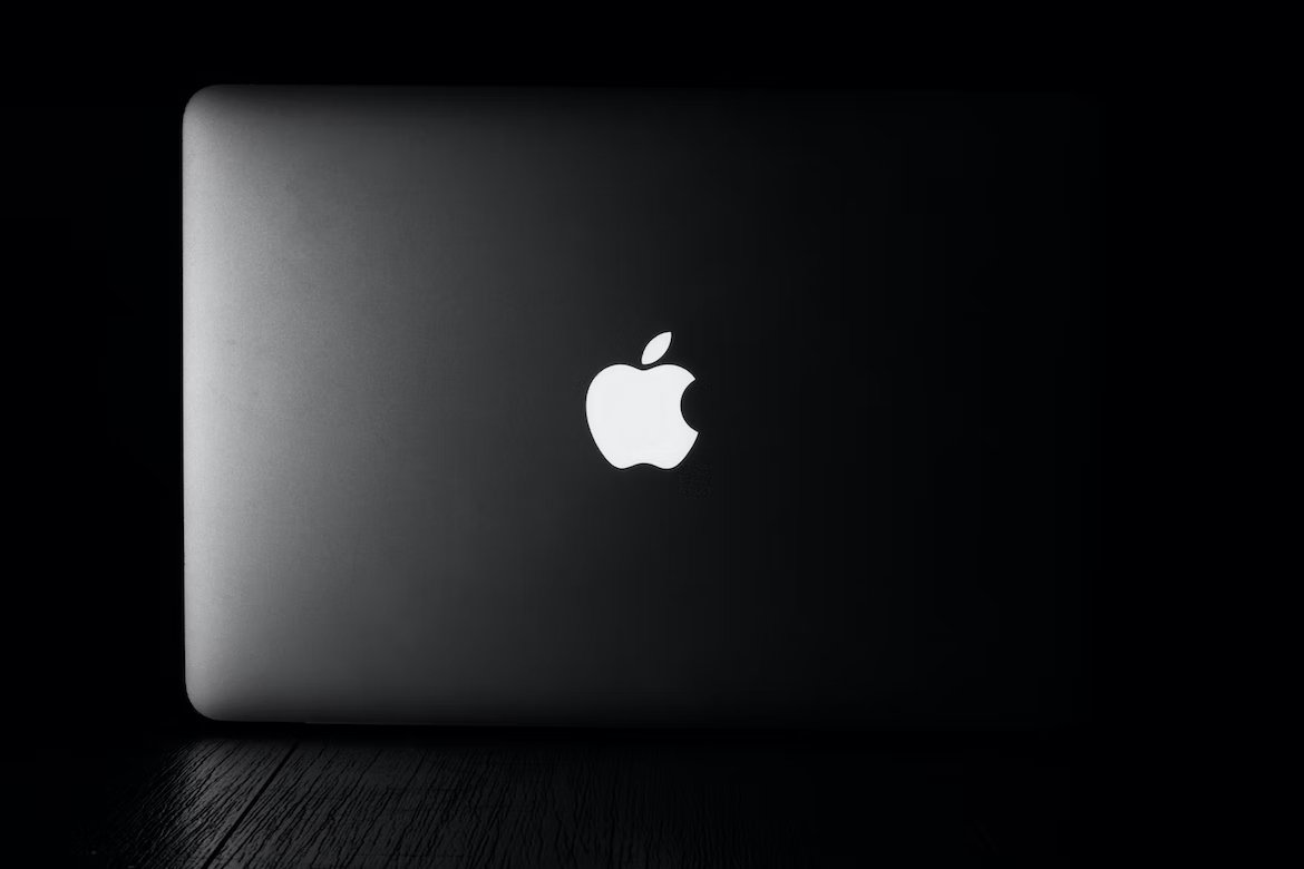 Apple logo em macbook