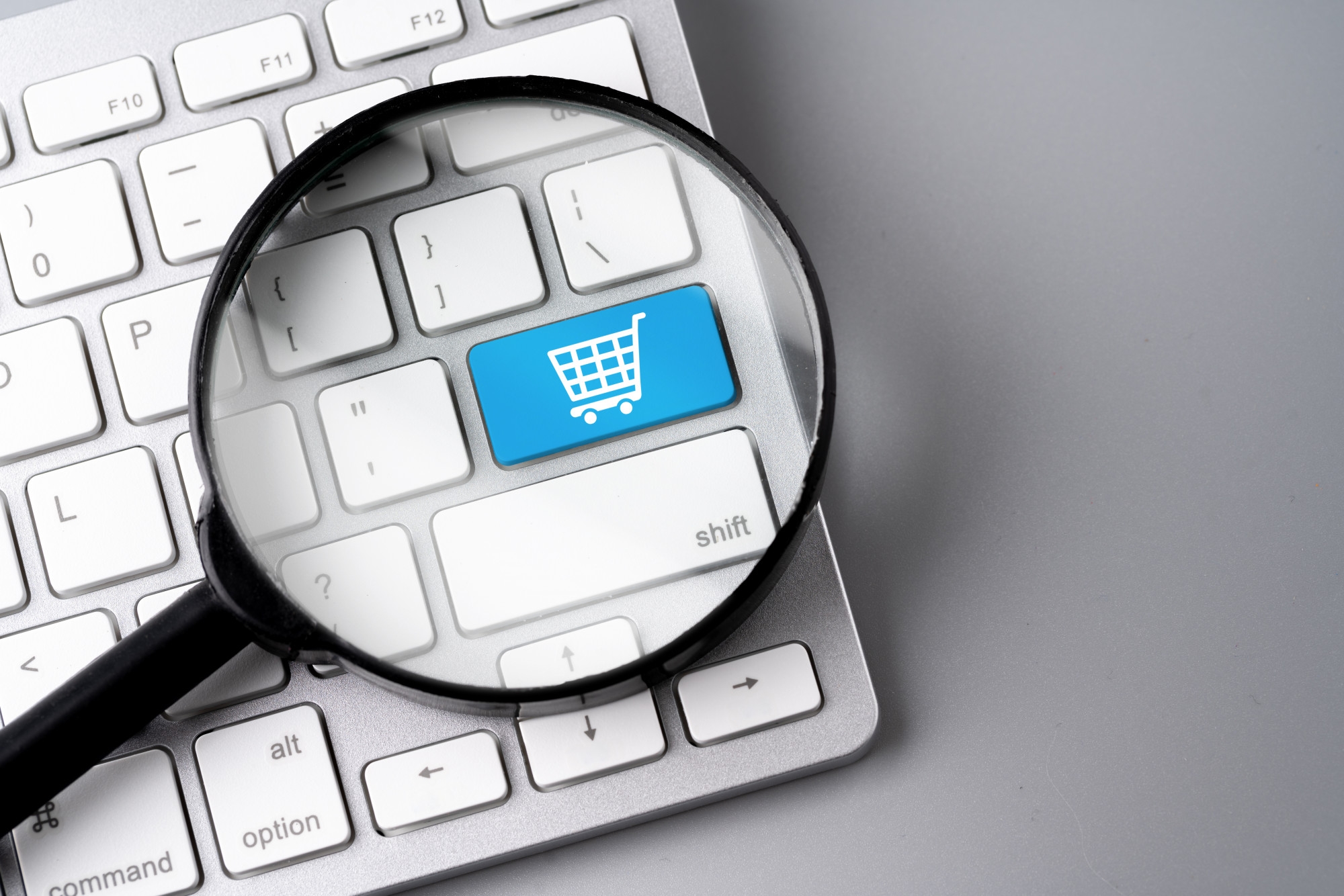teclado com itens de carrinho de compras online