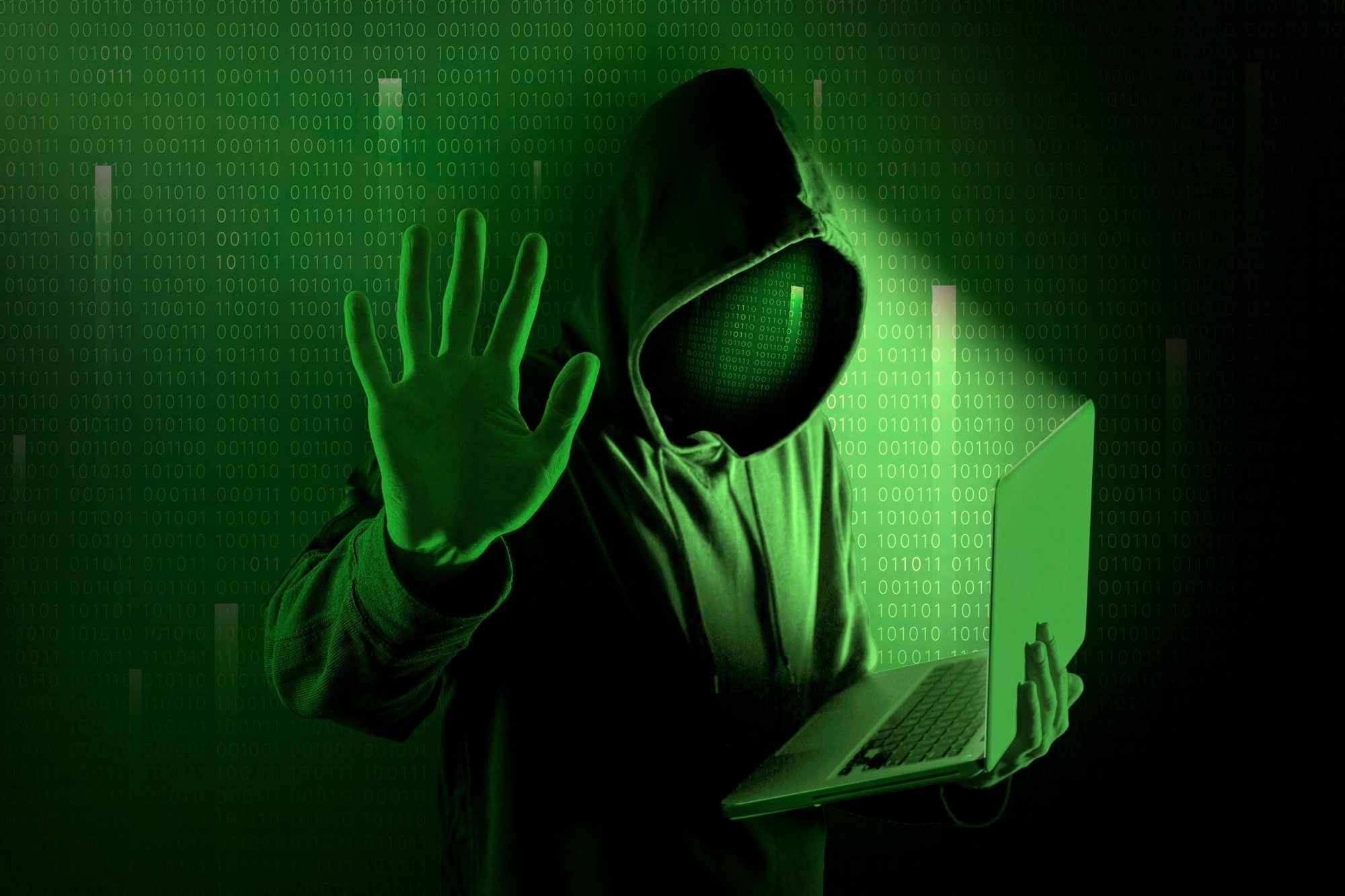 hacker em frente do computador