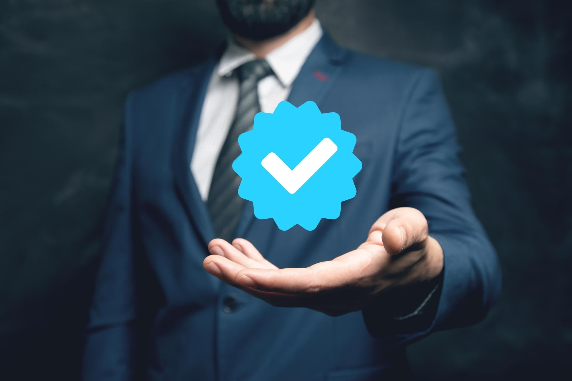Sinal de verificado na mão