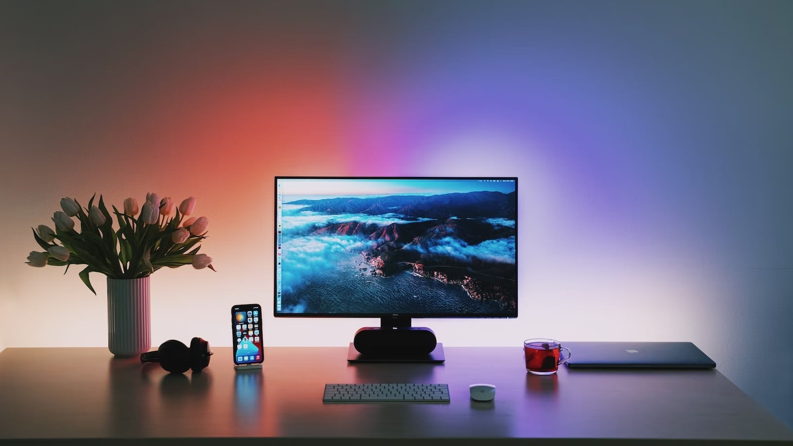 Monitor na mesa de trabalho