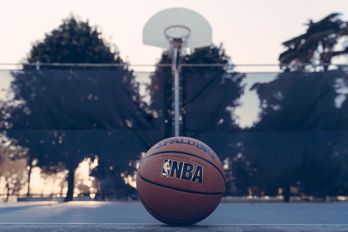 Bola de basquetebol em campo