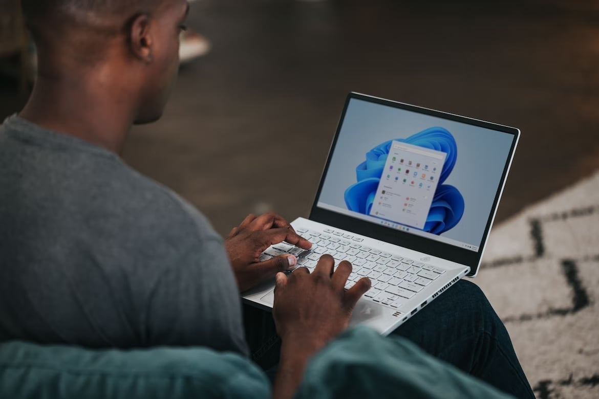 Computador com Windows 11 a ser usado