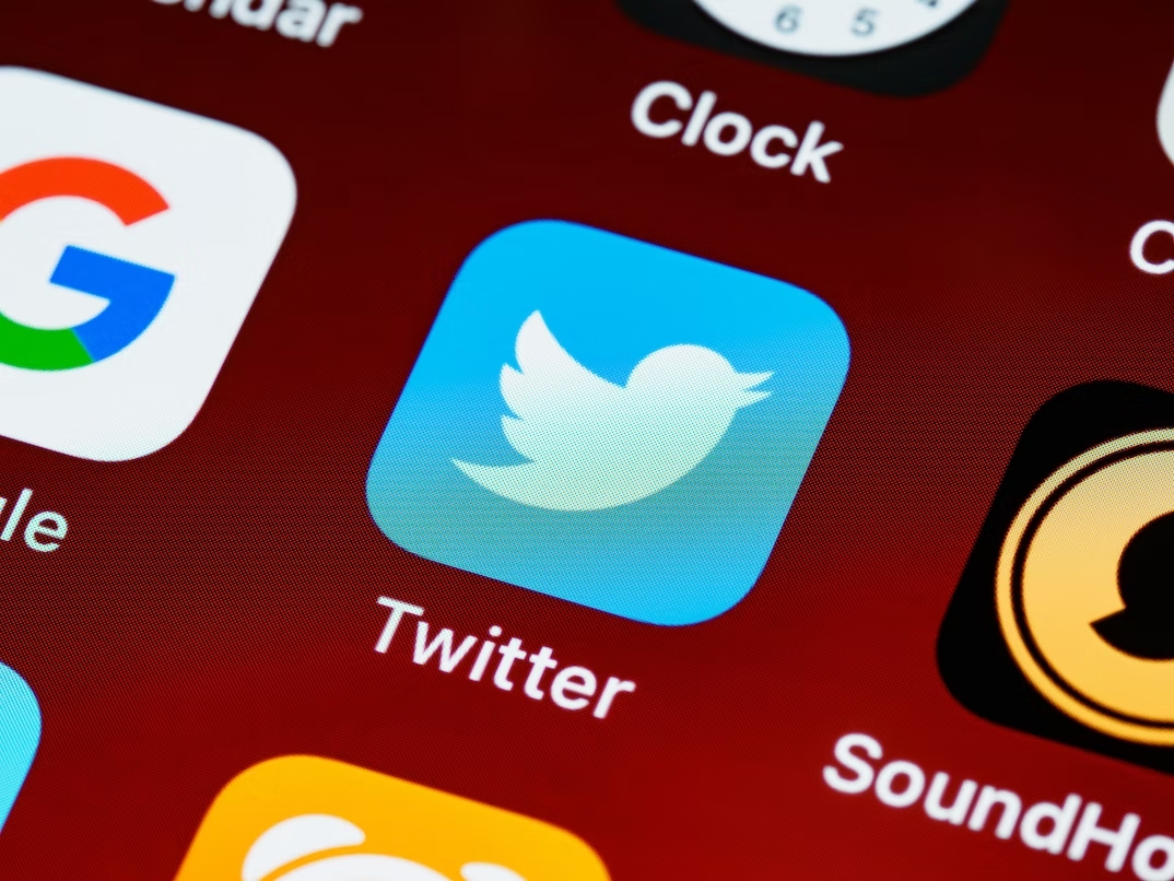 app do Twitter sobre smartphone