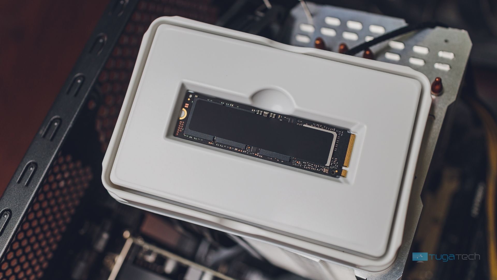 Disco SSD NVMe na caixa
