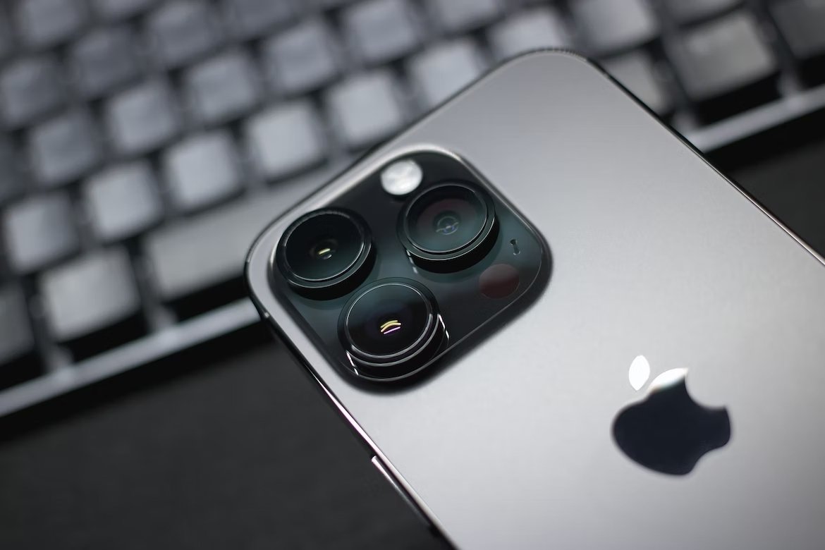 Apple iPhone com câmara em destaque