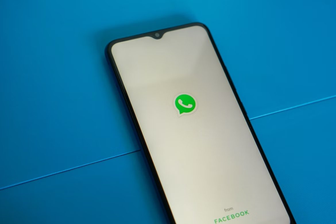 WhatsApp logo em smartphone