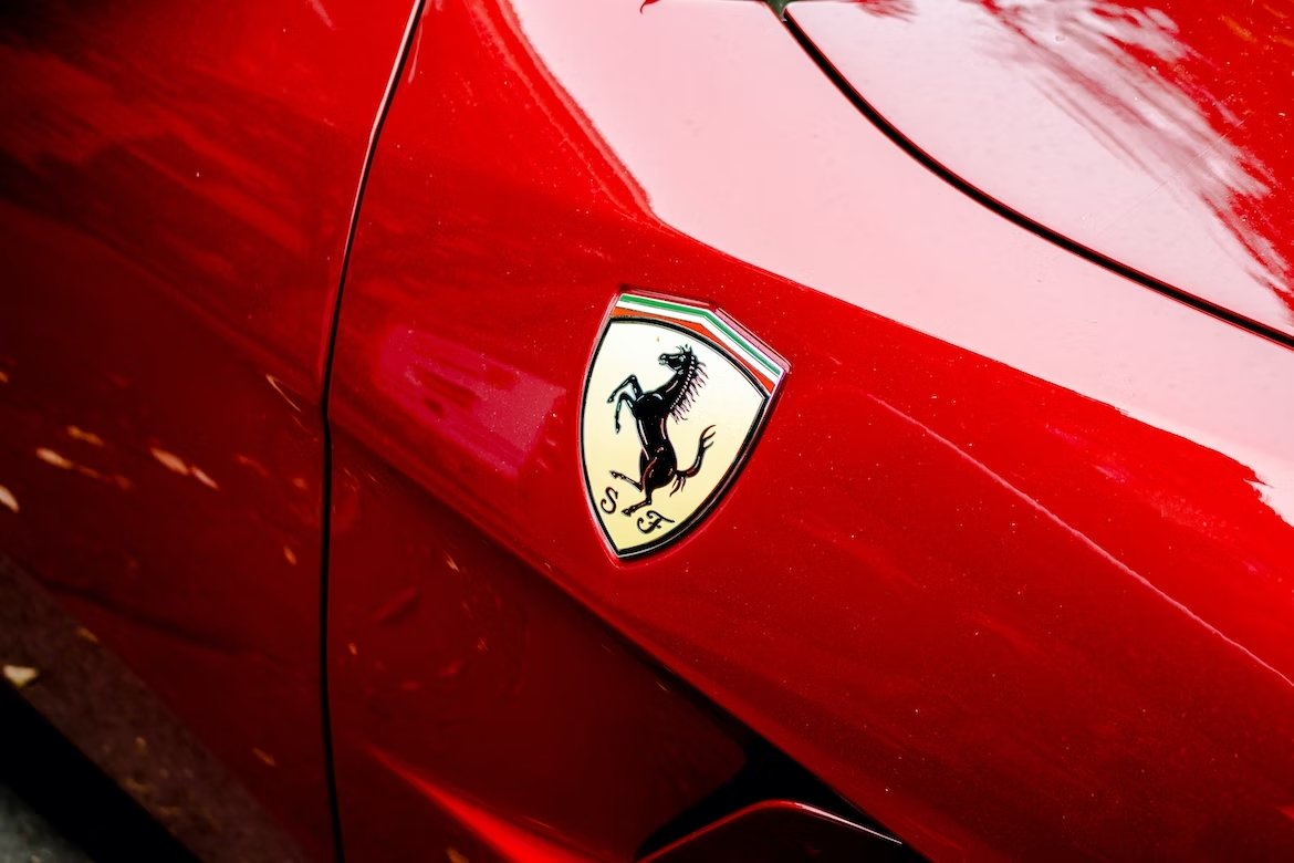 Ferrari logo em carro