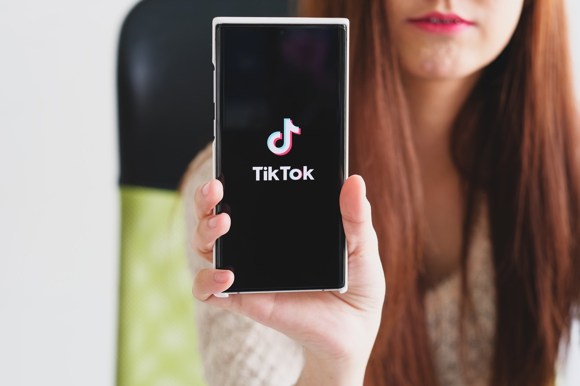 TikTok em smartphone a ser segurado por uma pessoa