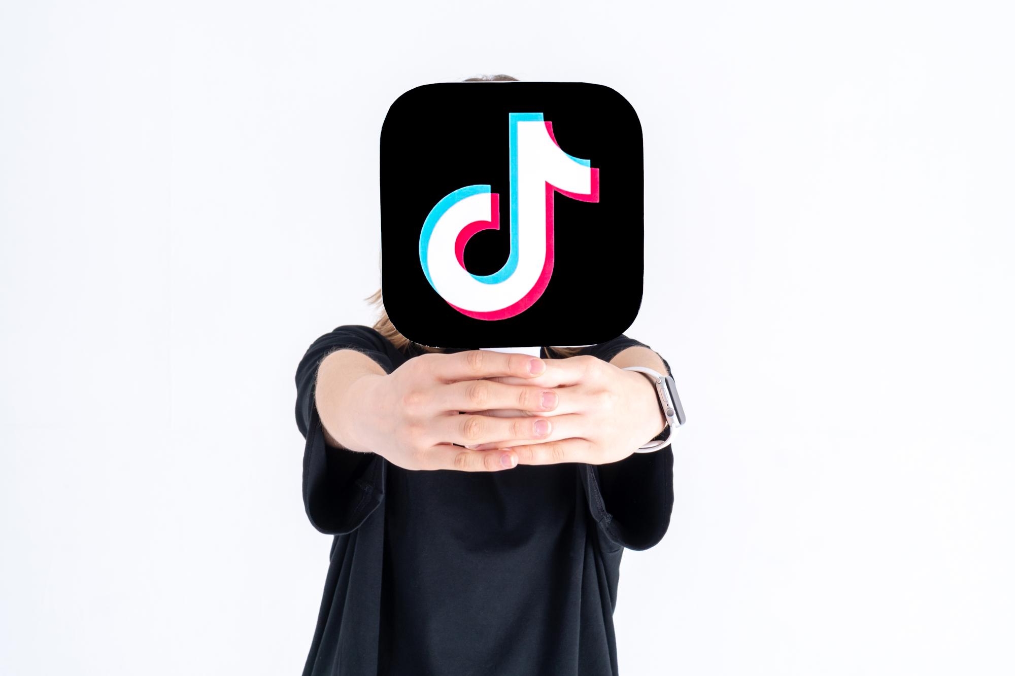 logo do TikTok a ser segurado por pessoa