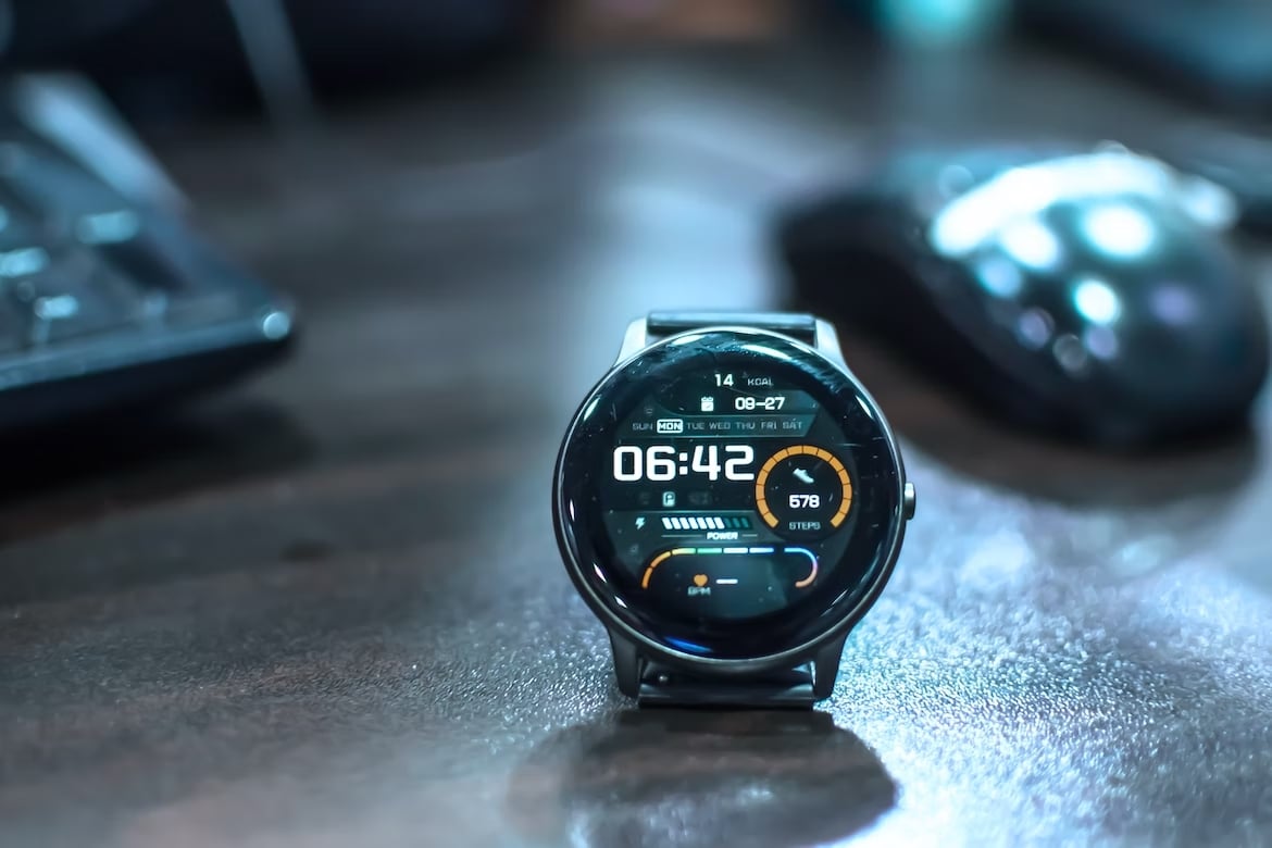 Smartwatch sobre uma mesa