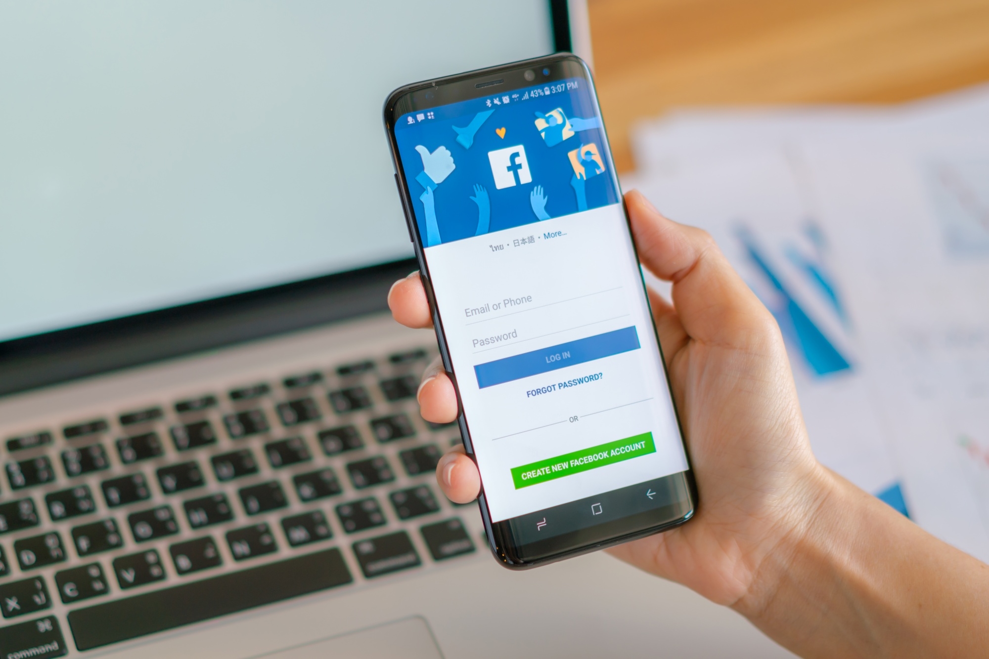Facebook sob smartphone