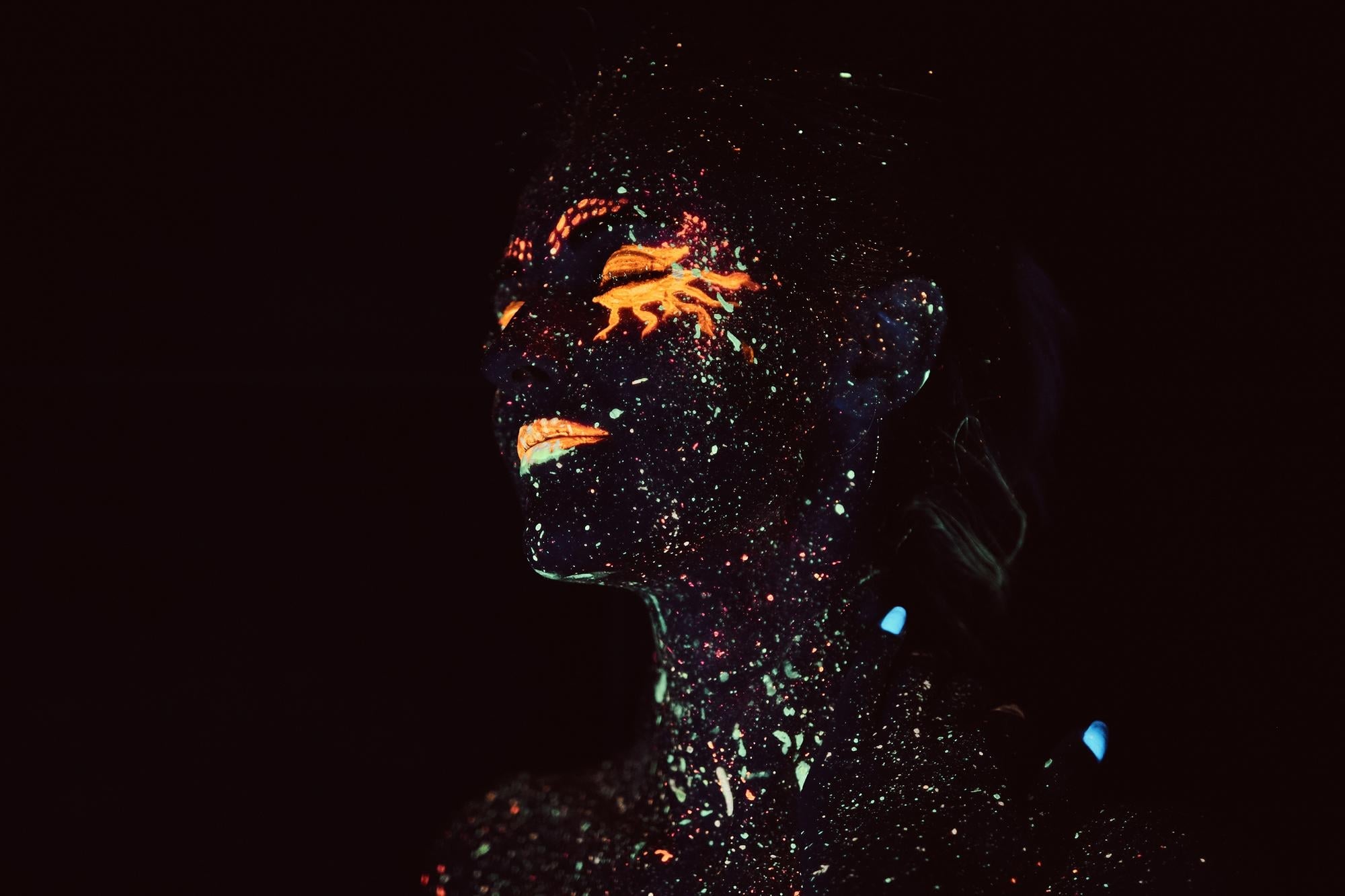 Mulher com tintas luminosas