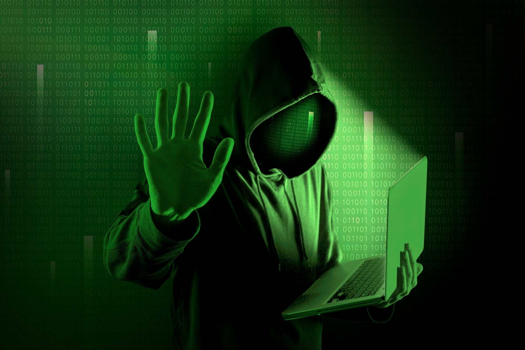 Hacker em frente do computador