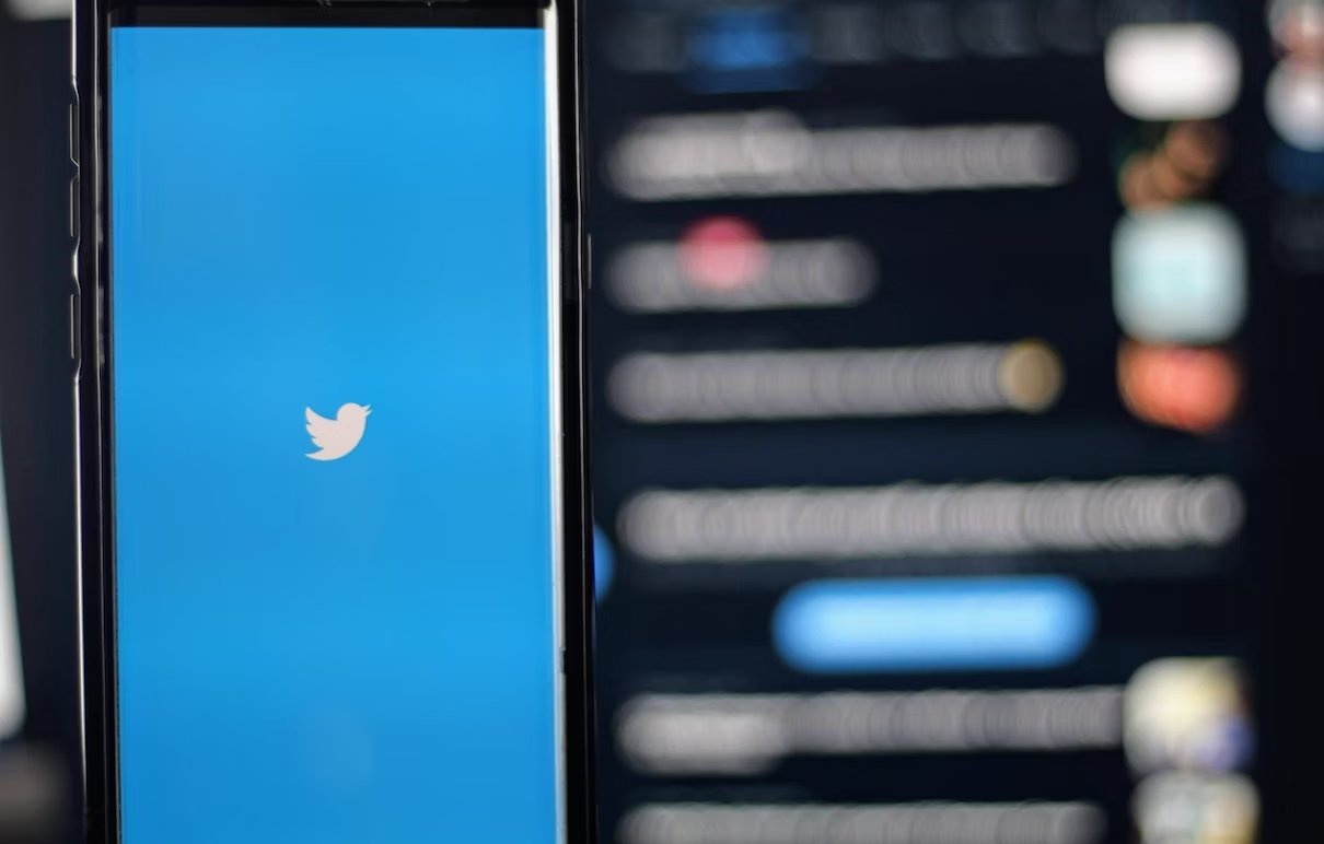 Twitter logo em app de smartphone