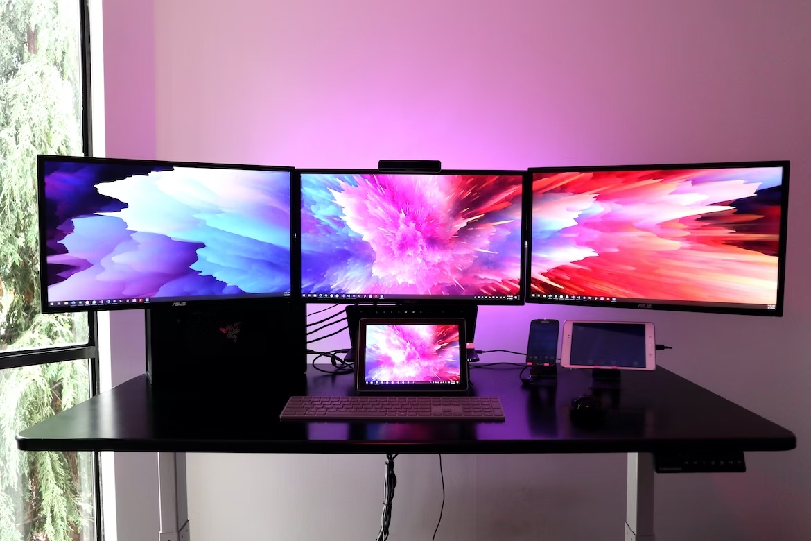 Computador sobre uma secrtária