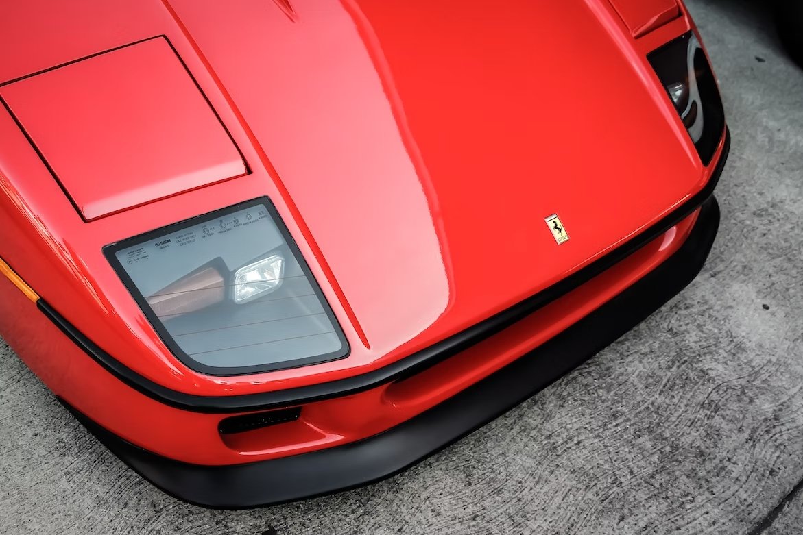 Ferrari na parte da frente