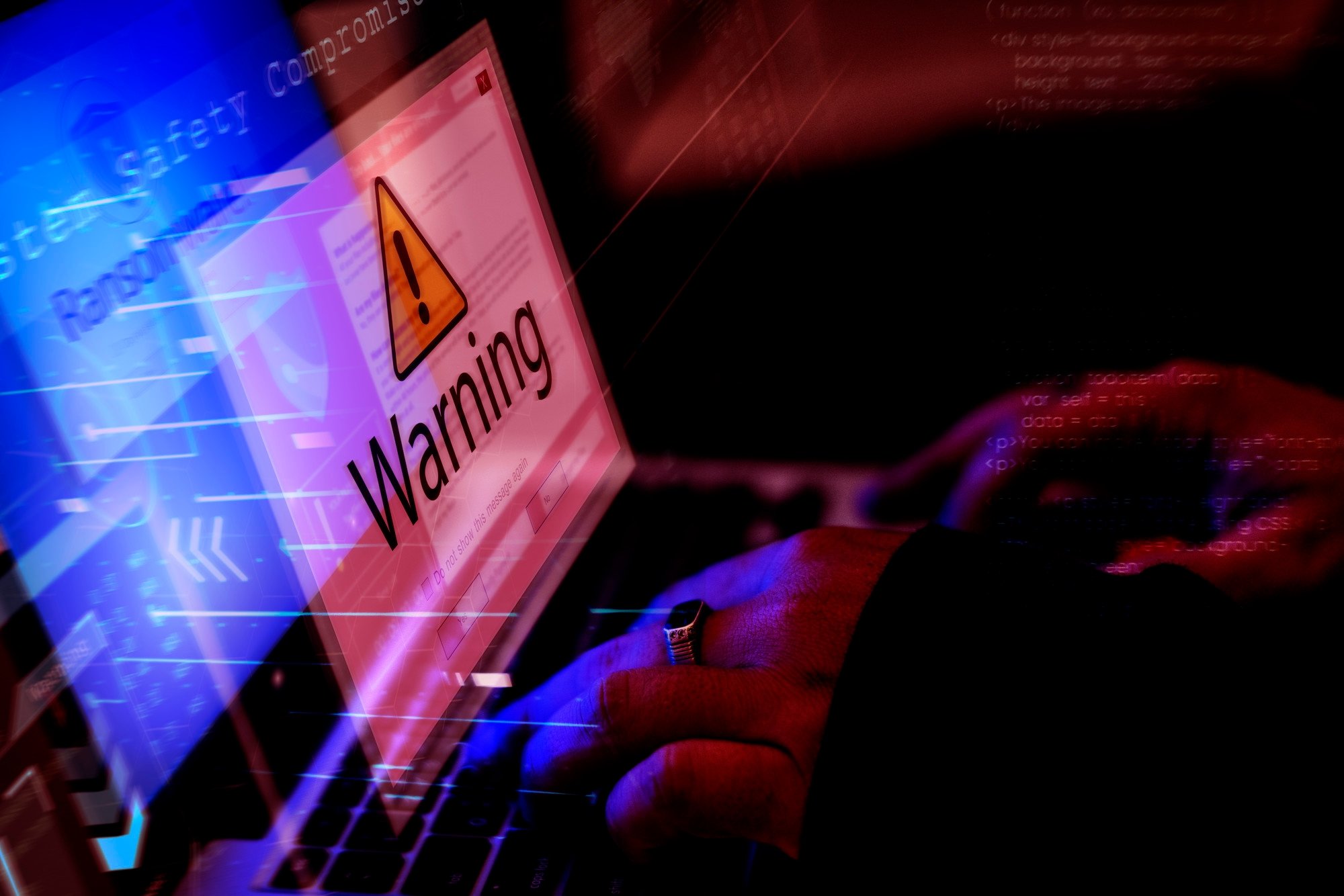 Computador sobre ataque com mensagem de aviso