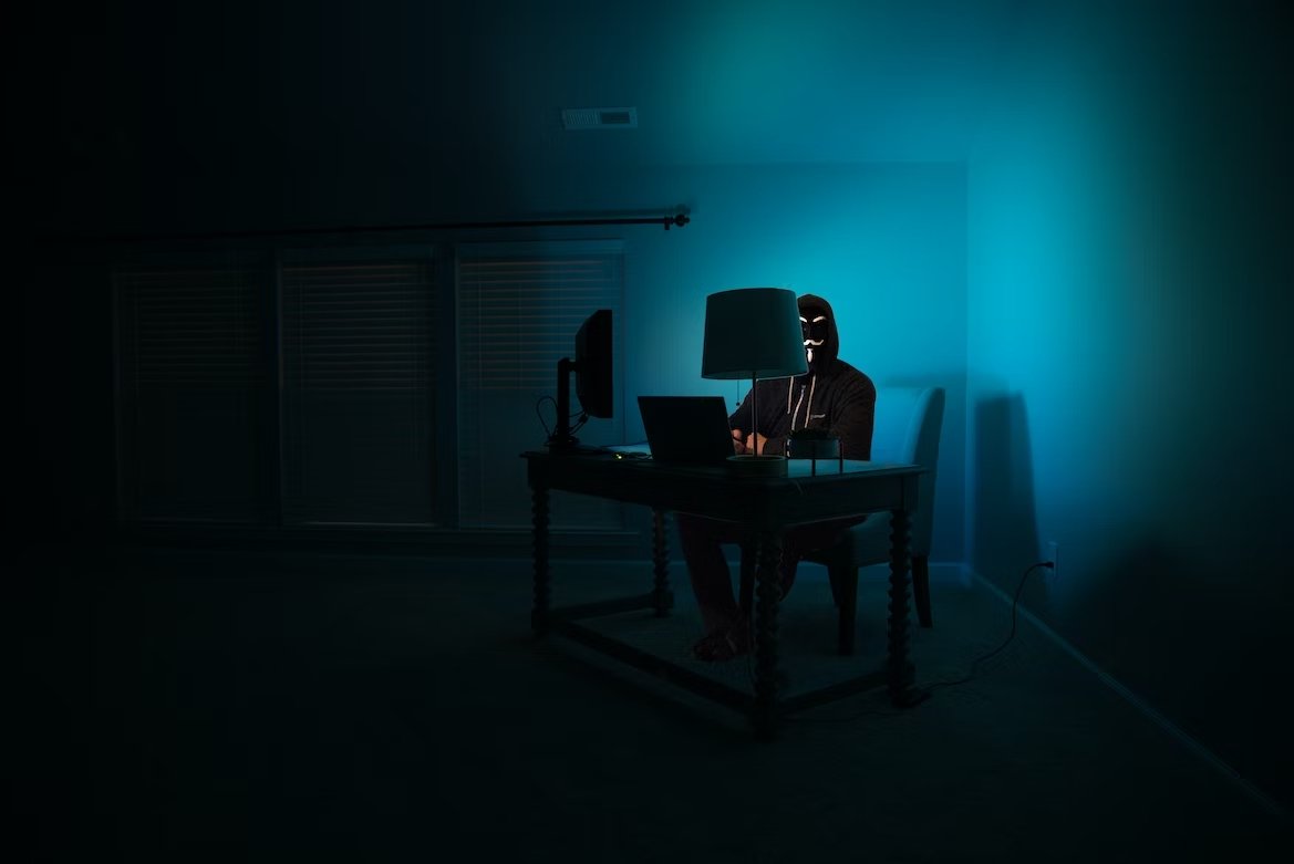 Hacker em frente a um computador