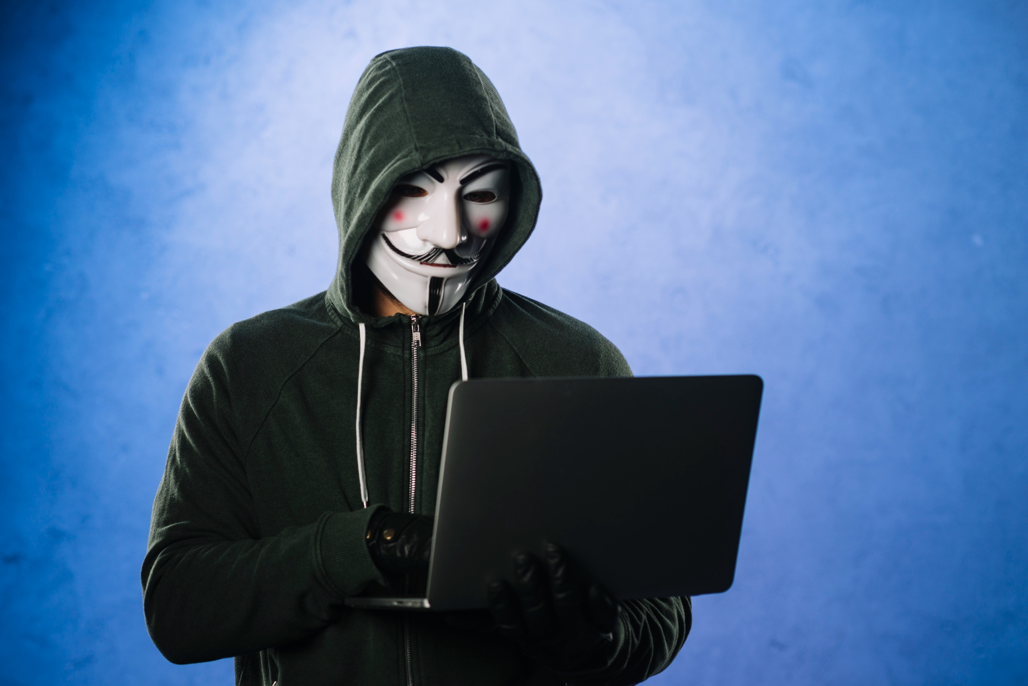 Hacker em frente a computador