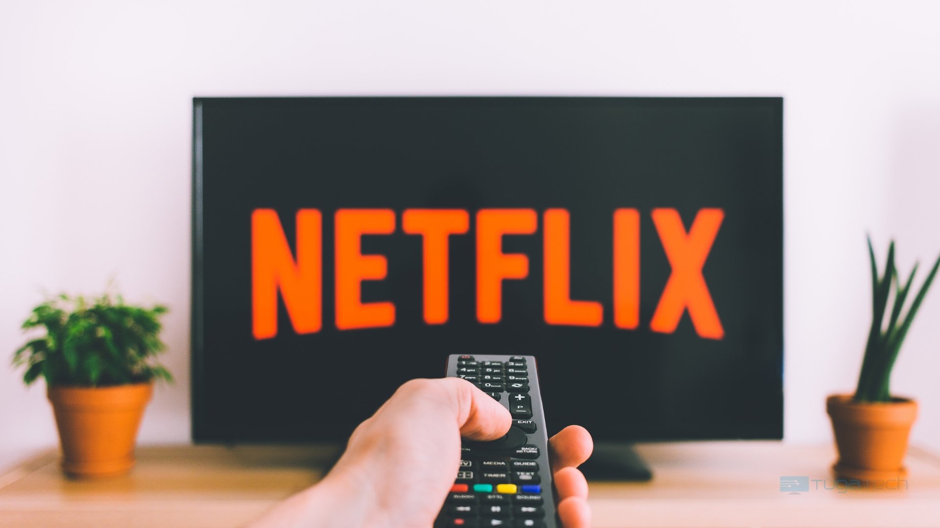 Netflix em TV com comando a apontar para a mesma