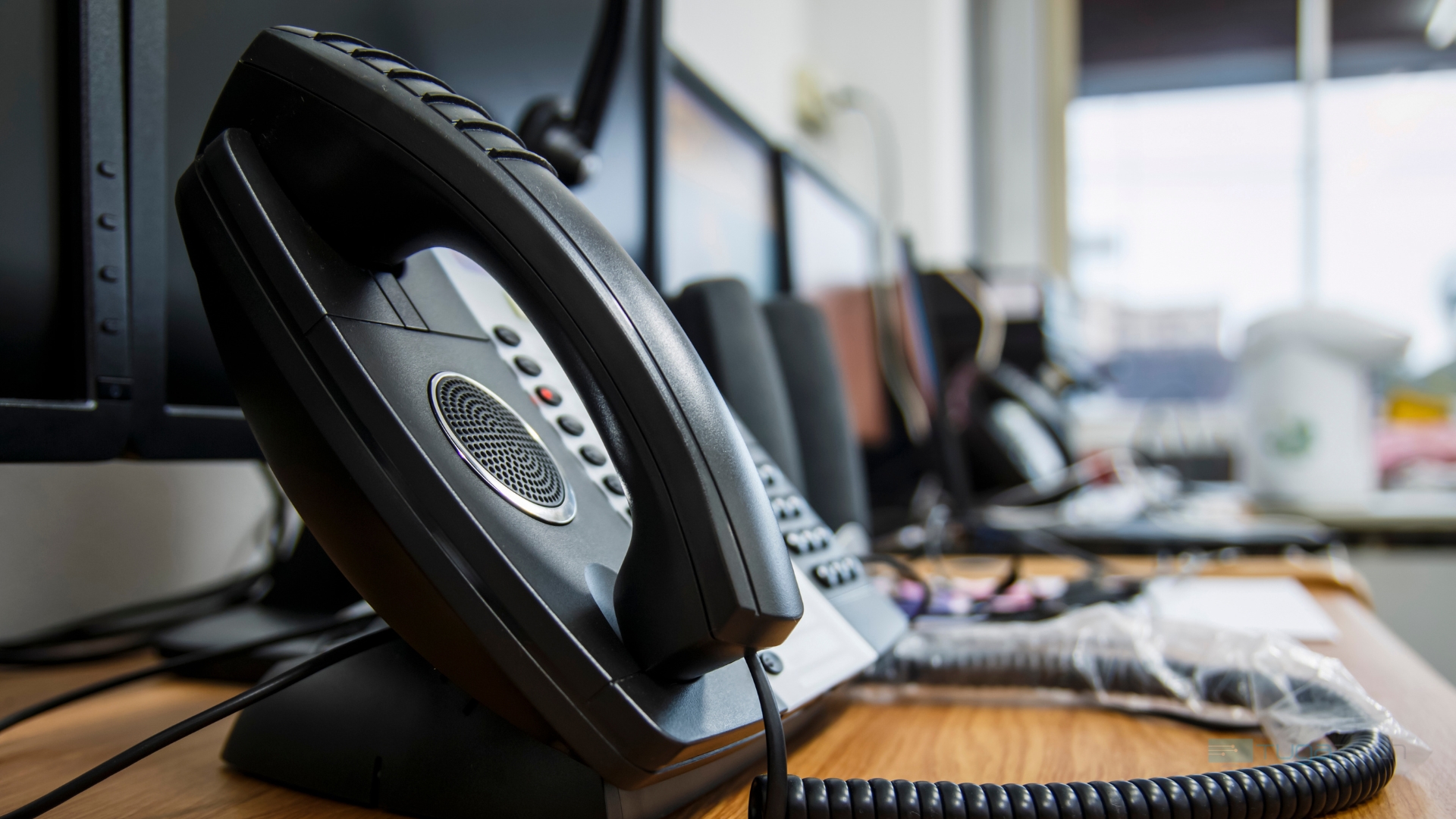 Telefone sobre uma mesa