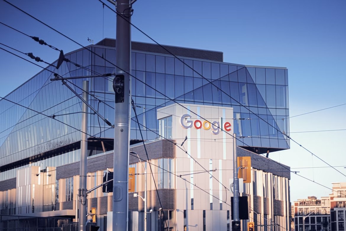 Edifício da google em destaque com fios elétricos na frente