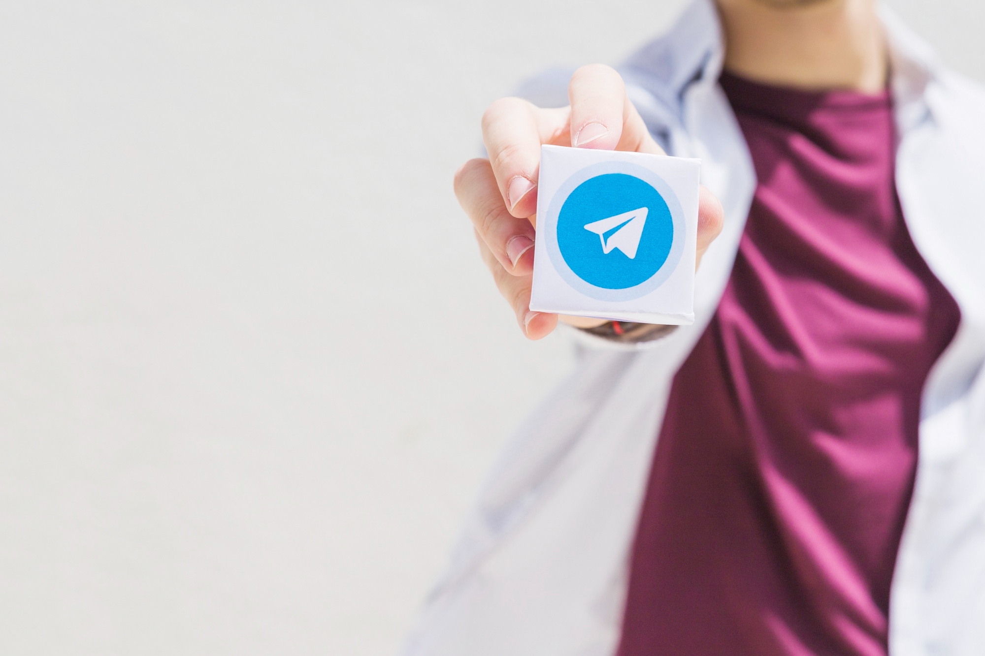 Telegram em bloco de madeira