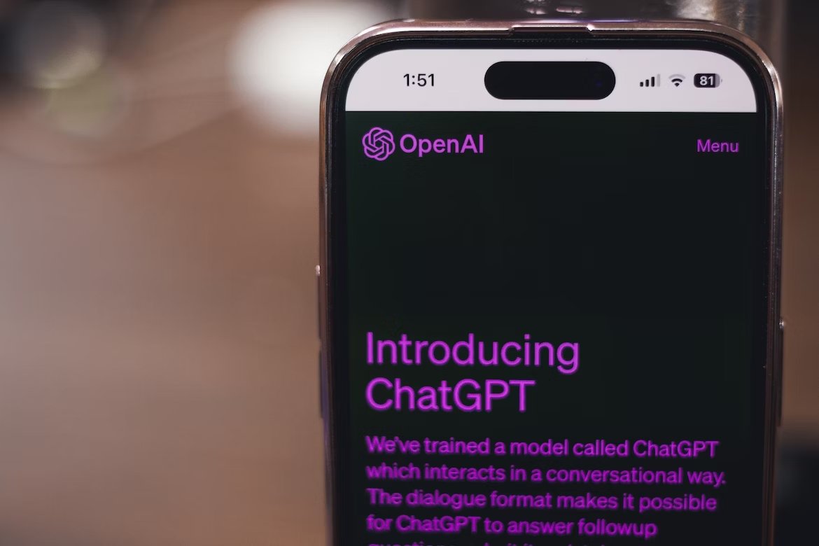 ChatGPT site da OpenAI em smartphone